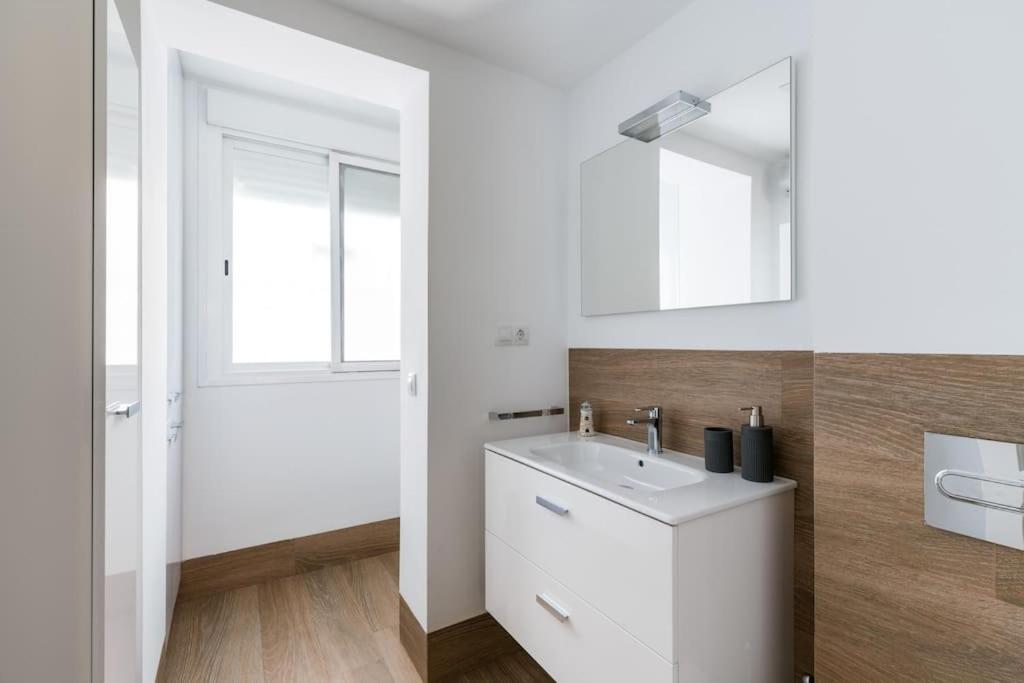 Apartamento Moderno En Triana 2 Dormitorios Y Aire Acondicionado เซบีญา ภายนอก รูปภาพ
